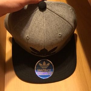 new adidas snap back in heather grey and black